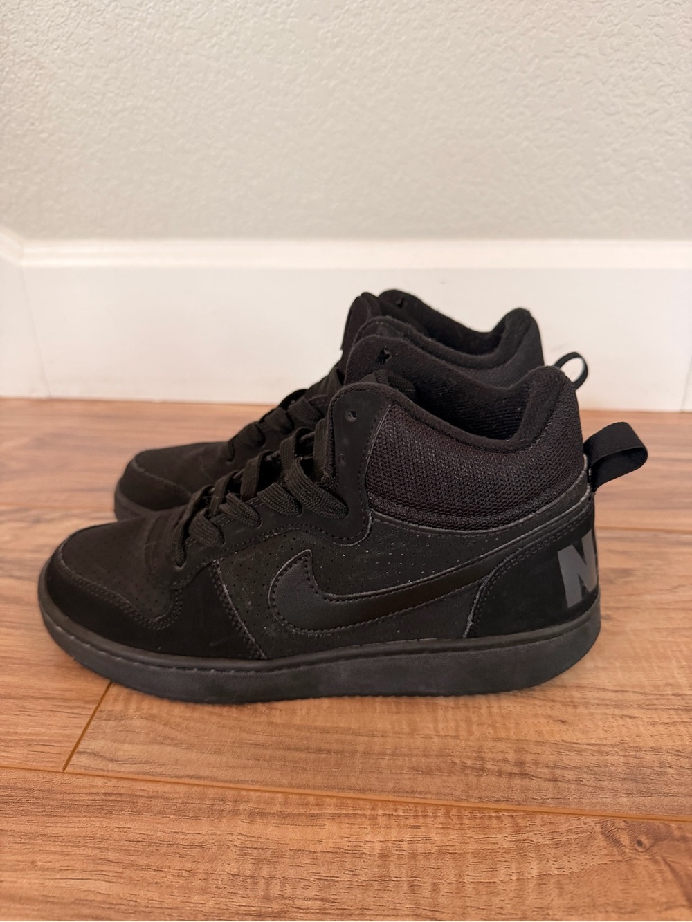 Nike Black Court Borough Mid Basketball Sneakers Youth Size 6 - Picture 3 of 8